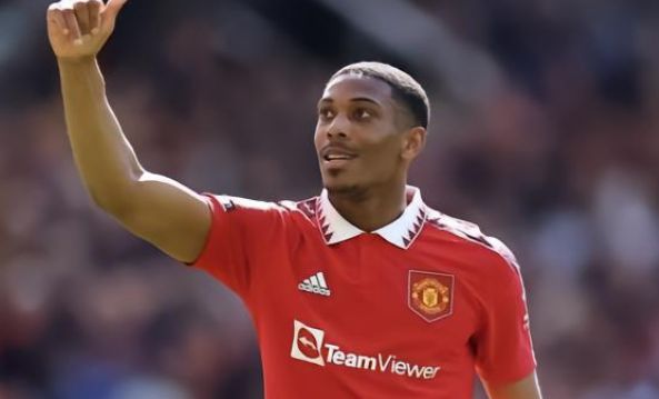 哈维-西蒙斯在切尔西官宣哈托评论区留言：我宝❤️.